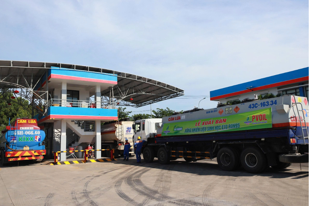 Xe bồn thực hiện tiếp nhận xăng sinh học E10 RON95 của NMLD Dung Quất sẵn sàng phân phối tại thị trường Quảng Ngãi và các tỉnh lân cận Xe bồn thực hiện tiếp nhận xăng sinh học E10 RON95 của NMLD Dung Quất sẵn sàng phân phối tại thị trường Quảng Ngãi và các tỉnh lân cận