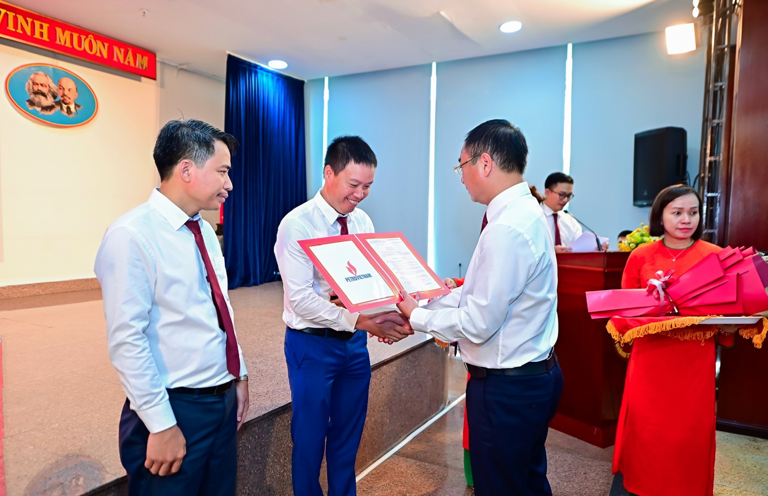 Chi bộ PVPMB tổ chức sinh hoạt chính trị chuyên đề và kết nạp đảng viên mới Chi bộ PVPMB tổ chức sinh hoạt chính trị chuyên đề và kết nạp đảng viên mới