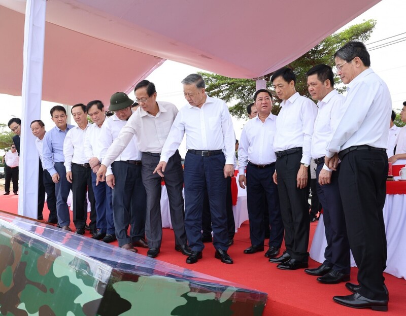 Tổng Bí thư Tô Lâm đi quan sát thực địa vị trí quy hoạch Nhà máy điện hạt nhân Ninh Thuận 1, tháng 12/2024