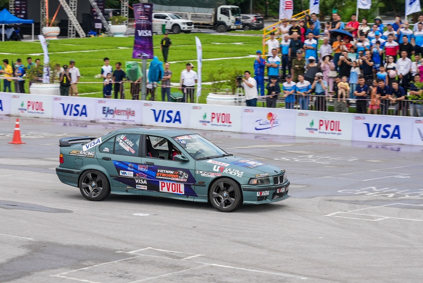 Đặc biệt, sự kiện năm nay còn gắn liền với dịp kỷ niệm 10 năm thành lập Otofun Thanh Hóa, một trong những chi hội năng động nhất cả nước. Đây là cơ hội để cộng đồng Otofun gặp gỡ, kết nối và lan tỏa tinh thần tích cực. Song song với tính chất thể thao, giải trí, PVOIL VGC 2025 còn mang đậm dấu ấn trách nhiệm xã hội. Ban Tổ chức phối hợp cùng Quỹ OF Vì Cộng đồng và Tổng Công ty Cổ phần Hợp Lực trao tặng 100 triệu đồng hỗ trợ các gia đình tại Thanh Hóa có người thân gặp tai nạn giao thông và đang trong hoàn cảnh khó khăn. Hành động này cho thấy giải đua không chỉ dừng lại ở tốc độ, mà còn hướng tới sự phát triển bền vững, nhân văn. Năm nay, tổng giá trị giải thưởng PVOIL VGC 2025 lên tới 116 triệu đồng, gấp đôi so với các chặng khu vực. Cả hai hạng FWD và RWD/AWD đều có cùng mức thưởng: giải Nhất 30 triệu đồng kèm bộ lốp Kumho trị giá 10 triệu; giải Nhì 8 triệu đồng và voucher xăng dầu PVOIL; giải Ba 5 triệu đồng cùng voucher. Giá trị giải thưởng không chỉ khích lệ vận động viên, mà còn phản ánh sự chuyên nghiệp ngày càng cao của giải đấu. Với sự chuẩn bị kỹ lưỡng từ tay đua đến Ban Tổ chức, PVOIL VGC 2025 là một trong những sự kiện thể thao đáng nhớ nhất của năm. Đặc biệt, sự kiện năm nay còn gắn liền với dịp kỷ niệm 10 năm thành lập Otofun Thanh Hóa, một trong những chi hội năng động nhất cả nước. Đây là cơ hội để cộng đồng Otofun gặp gỡ, kết nối và lan tỏa tinh thần tích cực. Song song với tính chất thể thao, giải trí, PVOIL VGC 2025 còn mang đậm dấu ấn trách nhiệm xã hội. Ban Tổ chức phối hợp cùng Quỹ OF Vì Cộng đồng và Tổng Công ty Cổ phần Hợp Lực trao tặng 100 triệu đồng hỗ trợ các gia đình tại Thanh Hóa có người thân gặp tai nạn giao thông và đang trong hoàn cảnh khó khăn. Hành động này cho thấy giải đua không chỉ dừng lại ở tốc độ, mà còn hướng tới sự phát triển bền vững, nhân văn. Năm nay, tổng giá trị giải thưởng PVOIL VGC 2025 lên tới 116 triệu đồng, gấp đôi so với các chặng khu vực. Cả hai hạng FWD và RWD/AWD đều có cùng mức thưởng: giải Nhất 30 triệu đồng kèm bộ lốp Kumho trị giá 10 triệu; giải Nhì 8 triệu đồng và voucher xăng dầu PVOIL; giải Ba 5 triệu đồng cùng voucher. Giá trị giải thưởng không chỉ khích lệ vận động viên, mà còn phản ánh sự chuyên nghiệp ngày càng cao của giải đấu. Với sự chuẩn bị kỹ lưỡng từ tay đua đến Ban Tổ chức, PVOIL VGC 2025 là một trong những sự kiện thể thao đáng nhớ nhất của năm.