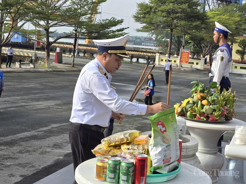 Chuẩn đô đốc Đỗ Văn Yên, Phó Chính ủy Quân chủng Hải quân thực hiện nghi thức dâng hương