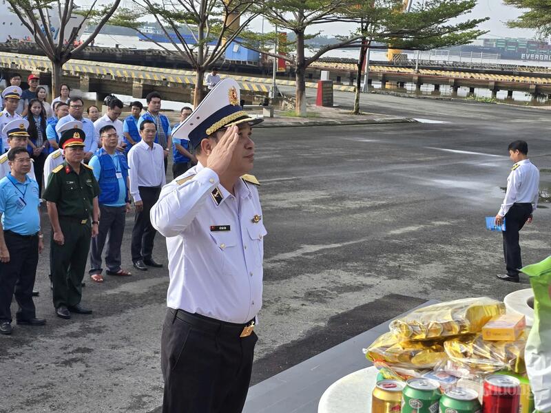 Chuẩn đô đốc Đỗ Văn Yên, Phó Chính ủy Quân chủng Hải quân - Trưởng đoàn công tác