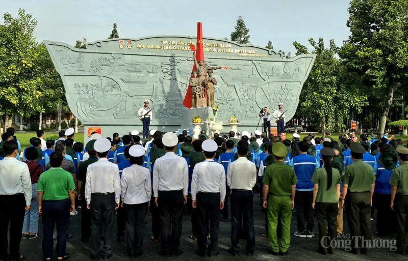 Các đại biểu thực hiện nghi thức dâng hương, dâng hoa tưởng nhớ các anh hùng liệt sĩ tại Tượng đài đoàn tàu không số Lữ đoàn 125 Hải quân