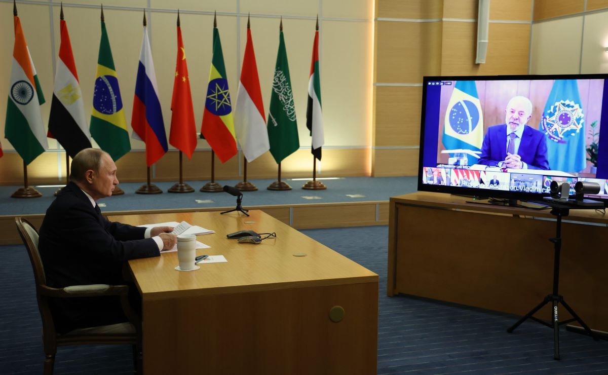 Tổng thống Nga Vladimir Putin nghe Tổng thống Brazil Luiz Inacio Lula da Silva phát biểu tại hội nghị thượng đỉnh BRICS trực tuyến ngày 8.9.2025. Ảnh: Kremlin