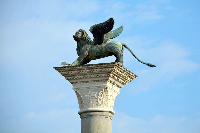 Tượng Sư tử của Nhà thờ Thánh Mark đứng trên một cột ở Piazzetta gần Quảng trường Thánh Mark ở Venice, Ý.