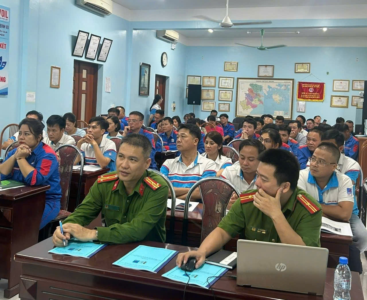 TS. Trần Kim Khánh – Phó Giám đốc Trung tâm Nghiên cứu Ứng dụng Khoa học Kỹ thuật PCCC và CNCH, trường Đại học Phòng cháy chữa cháy tại lớp học lý thuyết.