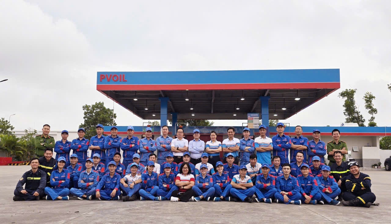 Cán bộ công nhân viên các đơn vị và giảng viên tham gia khóa đào tạo