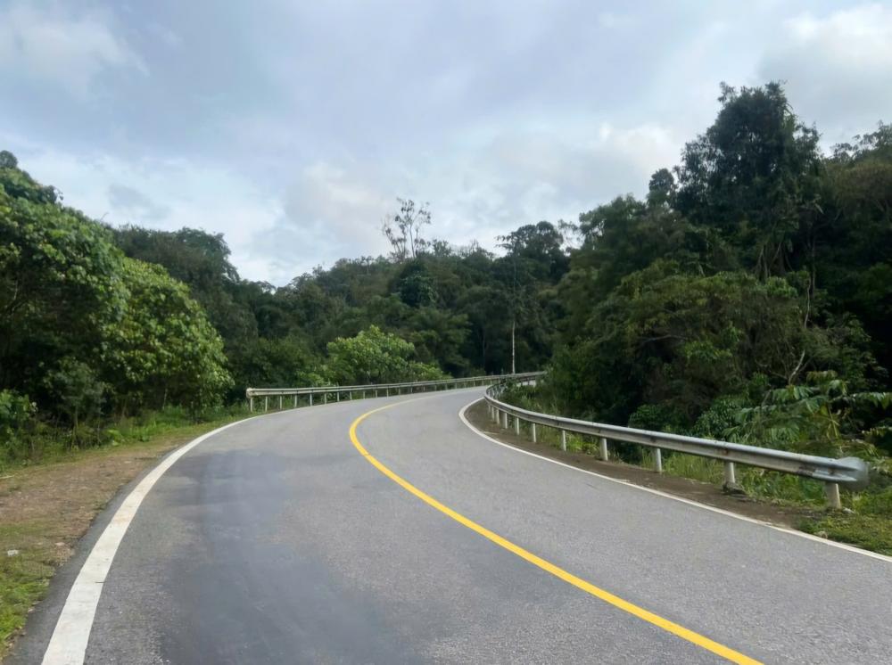 Nhiều khúc cua gấp tiềm ẩn nguy cơ tai nạn giao thông cho các phương tiện. Ảnh: Lam Hồng