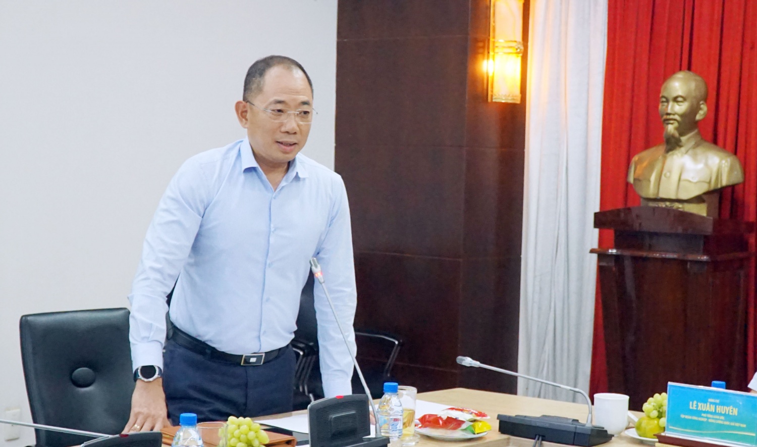 Chủ tịch HĐQT PVOIL Cao Hoài Dương báo cáo tại buổi làm việc