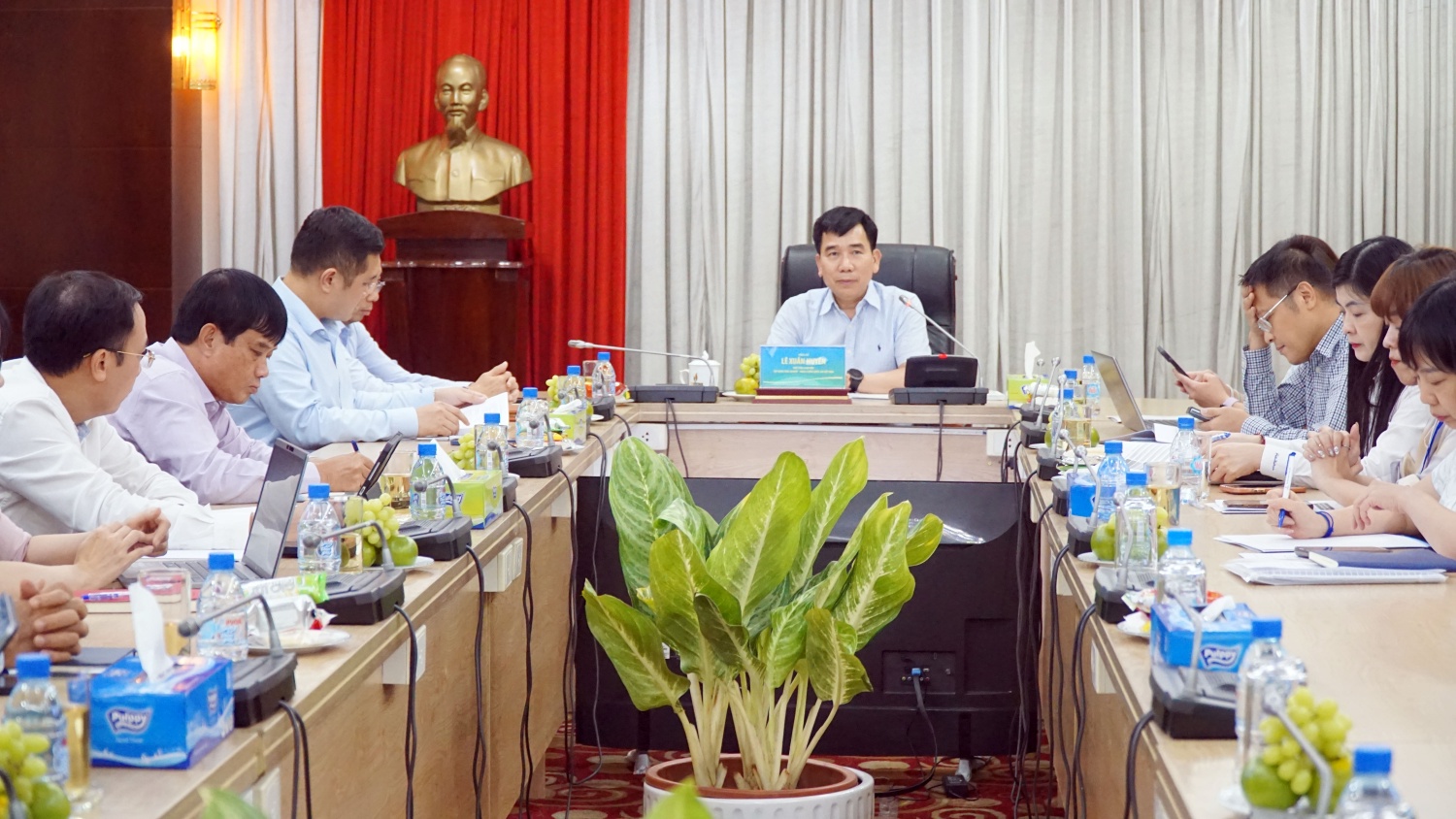 Phó Tổng Giám đốc Petrovietnam Lê Xuân Huyên chủ trì buổi làm việc với PVOIL