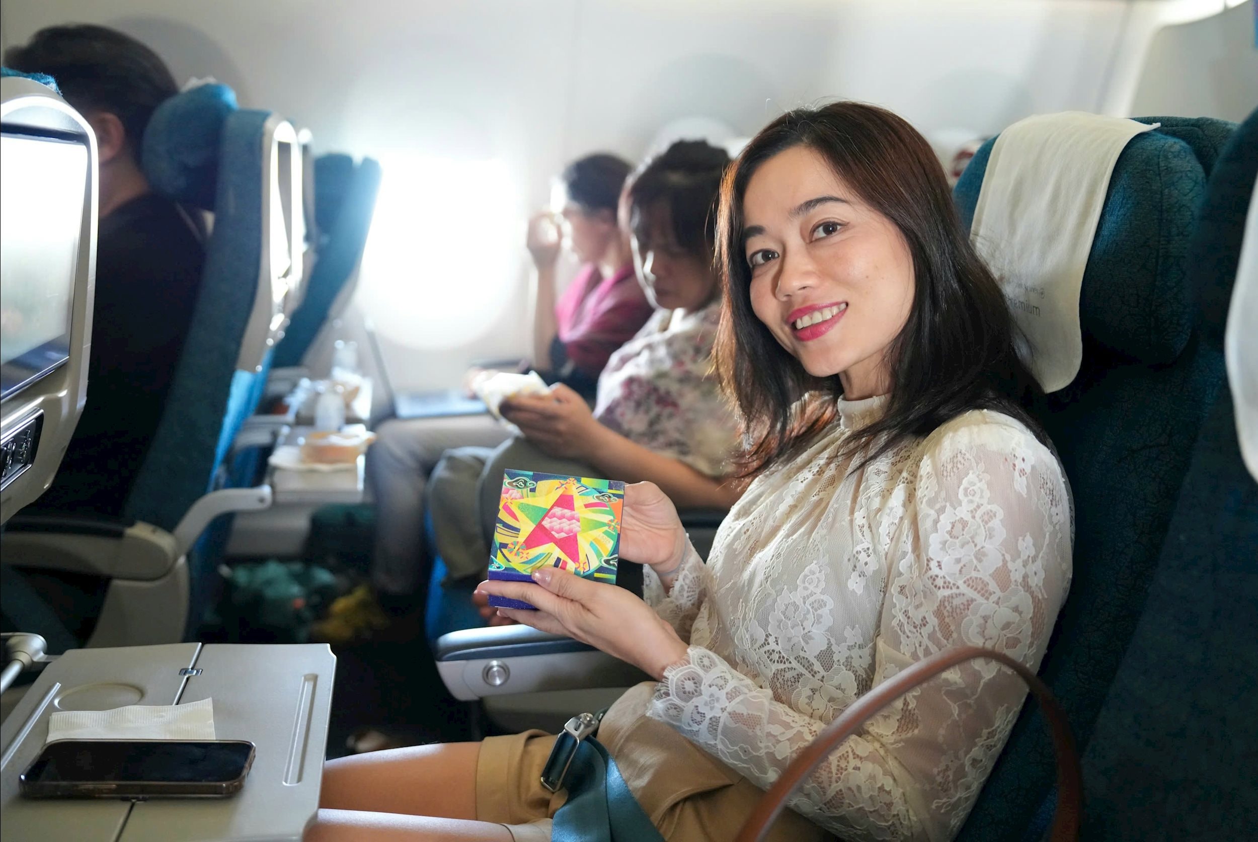 Ảnh 1. Từ ngày 10_9 đến 14_9_2025, Vietnam Airlines sẽ phục vụ miễn phí bánh Trung thu trên các chuyến bay