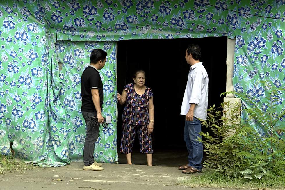 Người dân tại đường Phan Đình Phùng ở Cần Thơ phải che chắn 2-3 lớp vải để ngăn bụi. Ảnh: Tạ Quang
