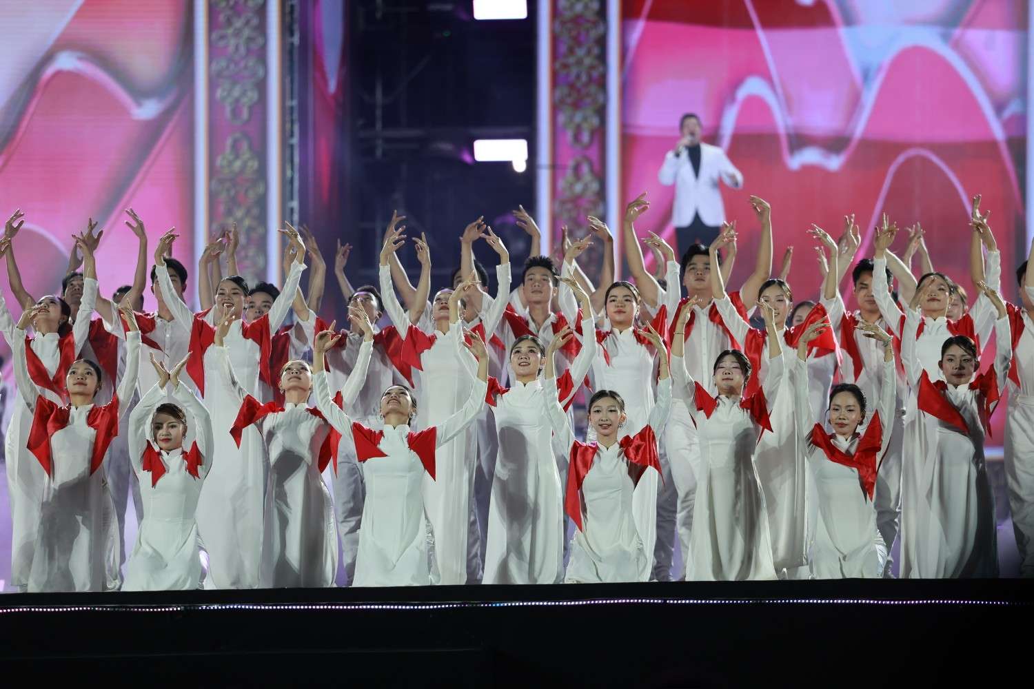 NSƯT thăng hoa trong tiết mục về Tổ quốc tại concert “Tôi yêu Tổ quốc tôi“. Ảnh: Hải Nguyễn