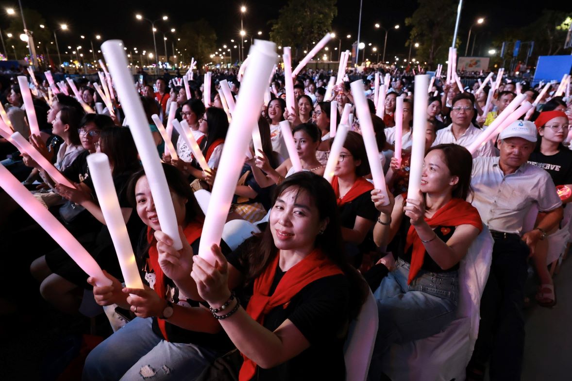 Khán giả tự hào khi theo dõi concert, nhìn lại hành trình 3 tuần diễn ra Triển lãm Thành tựu Đất nước. Ảnh: Hải Nguyễn
