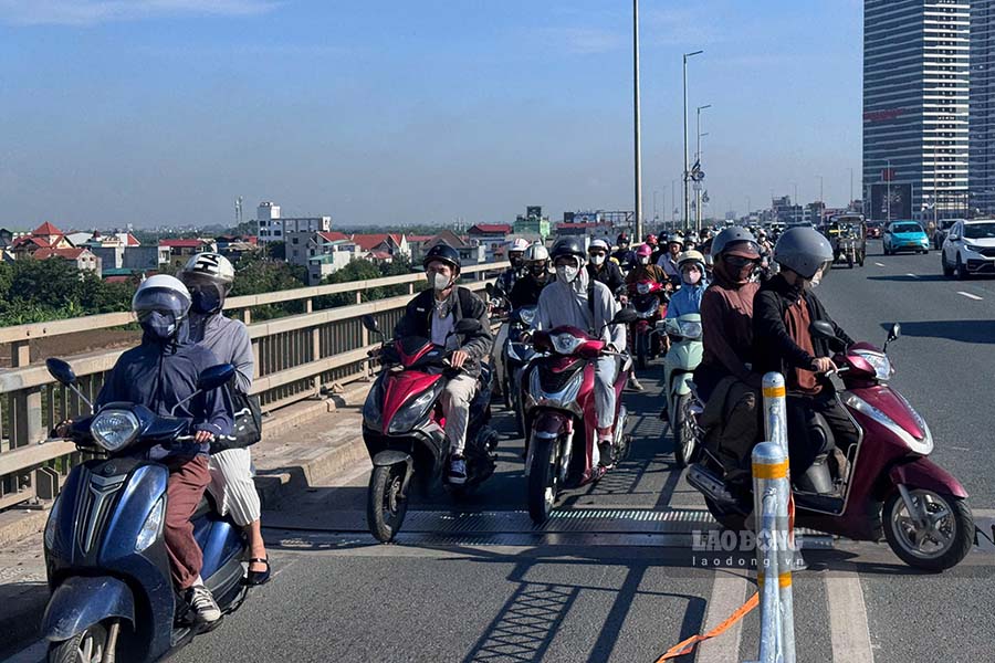 Một số đoạn không có rào chắn, đủ để 1 xe máy lách ra ngoài. Hành vi này vô cùng nguy hiểm do phía bên ngoài các xe ôtô di chuyển ở tốc độ cao. Ảnh: Giang Phú