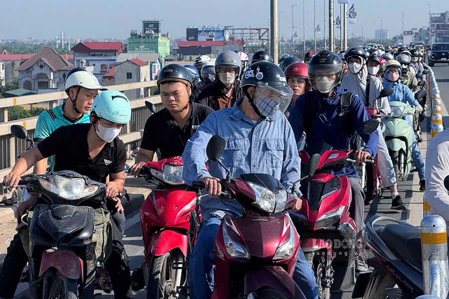 Chỉ cần một vài người đi trước dừng lại thì các phương tiện phía sau sẽ bị dồn ứ. Ảnh: Giang Phú