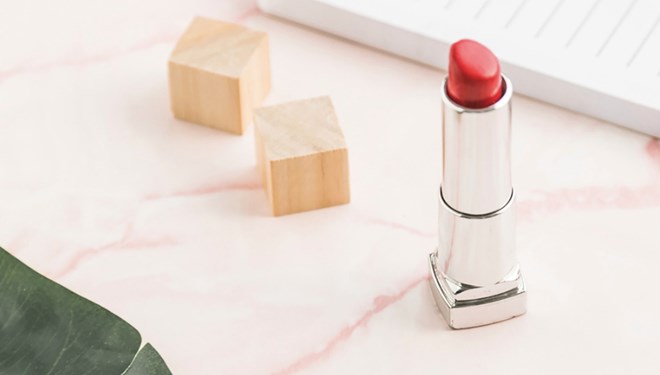 Son dưỡng môi tự làm tại nhà giúp đôi môi luôn mềm mại, căng mọng