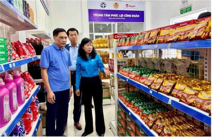 Đại biểu, đoàn viên, người lao động tham quan mua sắm tại Siêu thị Phúc lợi. Ảnh: Đức Trung.