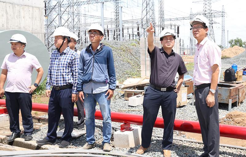 Lãnh đạo EVNNPT nghe báo cáo về tình hình triển khai dự án