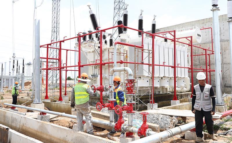Công nhân đang tích cực thi công lắp đặt máy biến áp 220kV tai TBA 500kV Đức Hoà