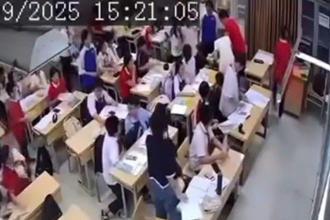 Cô giáo Trường THCS Đại Kim (phường Định Công, Hà Nội) bị một học sinh lớp 7 kéo tóc, xô ngã. Ảnh: Trích xuất từ camera