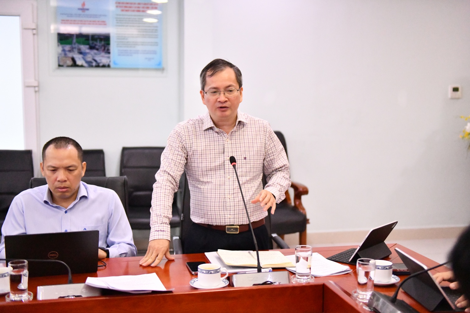 đồng chí Khương Lê Thành - Phó Bí thư thường trực Đảng ủy, Thành viên HĐQT BSR nhấn mạnh việc các đồng chí cán bộ chủ chốt cần đáp ứng các yêu cầu theo quy định. đồng chí Khương Lê Thành - Phó Bí thư thường trực Đảng ủy, Thành viên HĐQT BSR nhấn mạnh việc các đồng chí cán bộ chủ chốt cần đáp ứng các yêu cầu theo quy định.