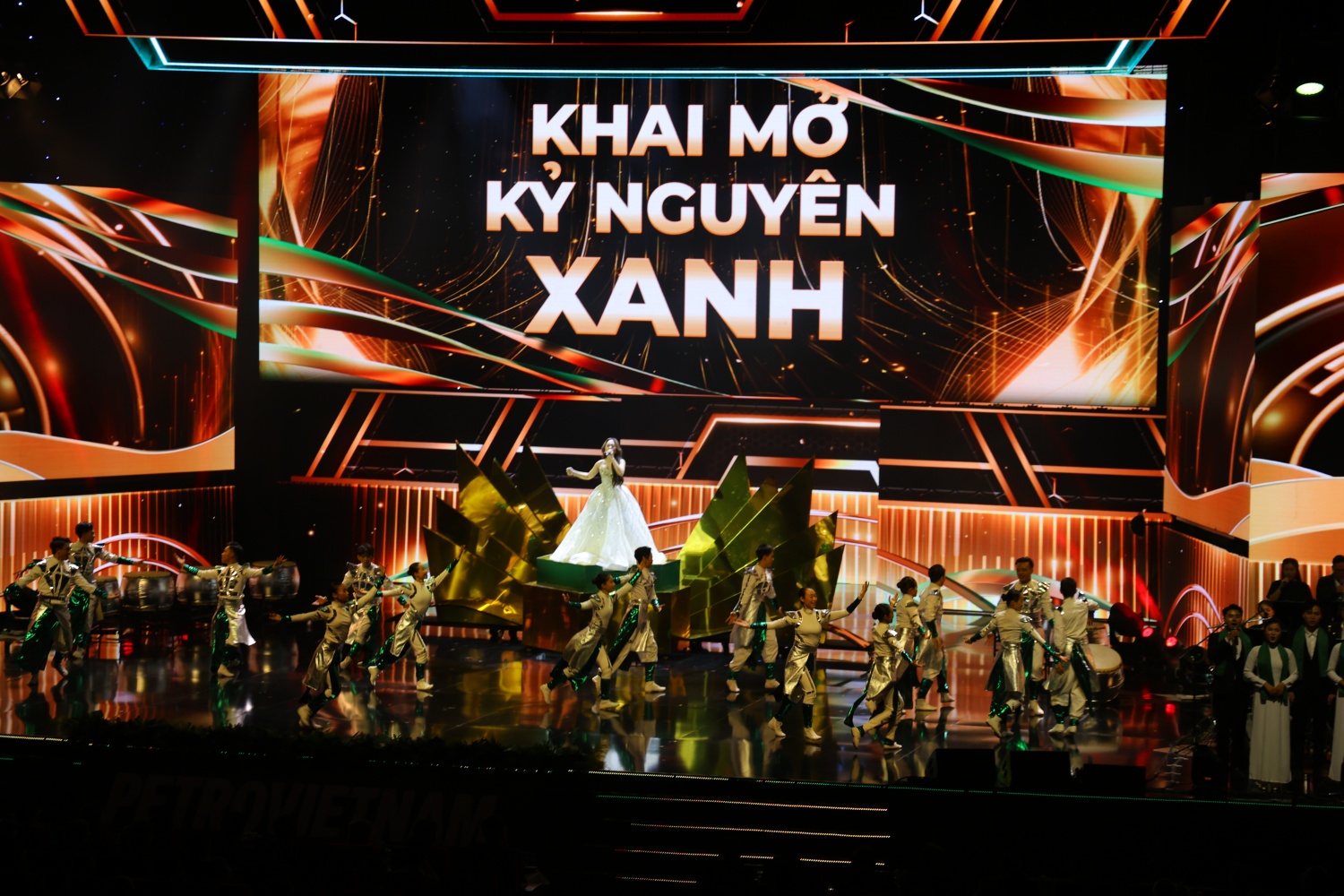 Chương trình nghệ thuật Petrovietnam - Hành trình Giữ lửa di sản, kiến tạo năng lượng quốc gia Chương trình nghệ thuật Petrovietnam - Hành trình Giữ lửa di sản, kiến tạo năng lượng quốc gia