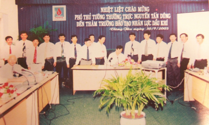 Thế hệ mở đường từ mái trường dầu khí đầu tiên Thế hệ mở đường từ mái trường dầu khí đầu tiên