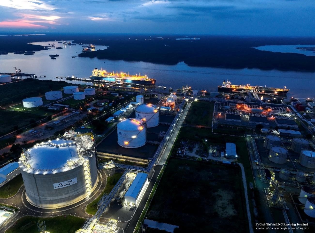 Kho chứa LNG 1 MMTPA tại Thị Vải về đêm Kho chứa LNG 1 MMTPA tại Thị Vải về đêm