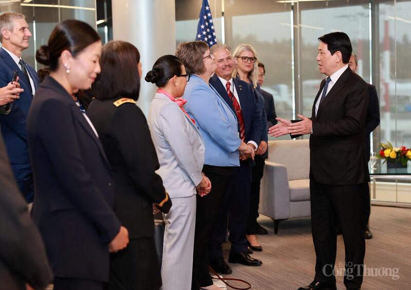 Chủ tịch nước đề nghị các đại biểu Quốc hội bang Oregon ủng hộ và thúc đẩy Hoa Kỳ sớm công nhận quy chế kinh tế thị trường của Việt Nam và đưa Việt Nam ra khỏi danh sách các nước hạn chế xuất khẩu công nghệ cao.