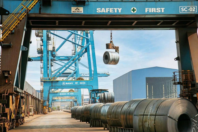 Tập đoàn Hòa Phát đang đầu tư hai khu liên hợp sản xuất gang thép Dung Quất với tổng công suất mỗi giai đoạn khoảng 6 triệu tấn/năm. Ảnh: Nguyễn Dương