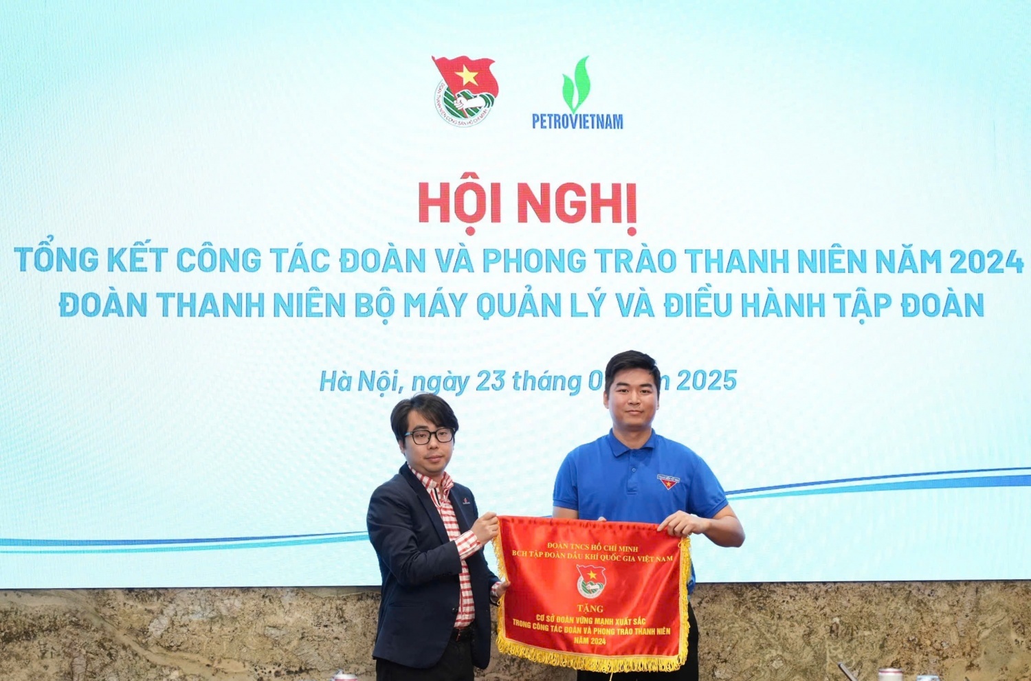 Tuổi trẻ BMQL&ĐH Petrovietnam: Sáng tạo - Tiên phong - Chuyên nghiệp - Trách nhiệm, sẵn sàng cho chặng đường mới Tuổi trẻ BMQL&ĐH Petrovietnam: Sáng tạo - Tiên phong - Chuyên nghiệp - Trách nhiệm, sẵn sàng cho chặng đường mới