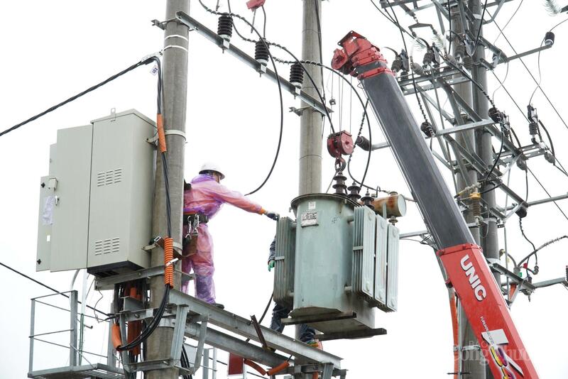 Công nhân Điện lực thành phố Bắc Giang thực hiện tráo đổi máy biến áp đảm bảo cung cấp điện. Ảnh: Thanh Hương.