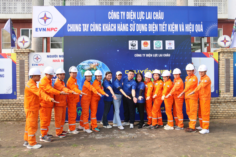 Công ty Điện lực Lai Châu chung tay cùng khách hàng sử dụng điện tiết kiệm và hiệu quả. Ảnh: PCLC