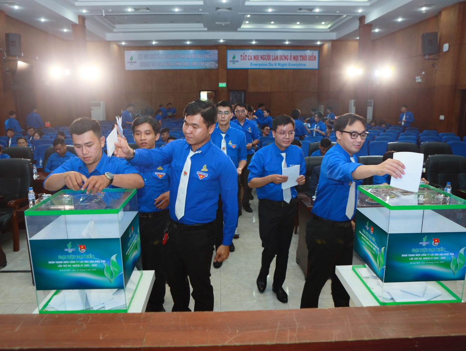 Các đoàn viên thanh niên bỏ phiếu bầu Ban Chấp hành Đoàn Thanh niên BSR. Các đoàn viên thanh niên bỏ phiếu bầu Ban Chấp hành Đoàn Thanh niên BSR.