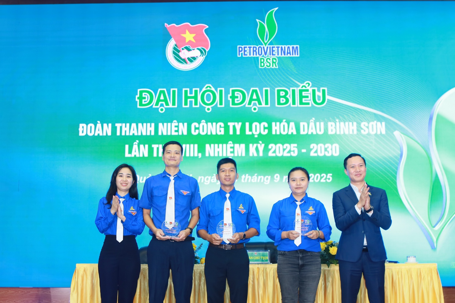 Đại diện Công ty tri ân những đóng góp của các đồng chí Ban chấp hành khóa VII, giai đoạn 2022 - 2027. Đại diện Công ty tri ân những đóng góp của các đồng chí Ban chấp hành khóa VII, giai đoạn 2022 - 2027.