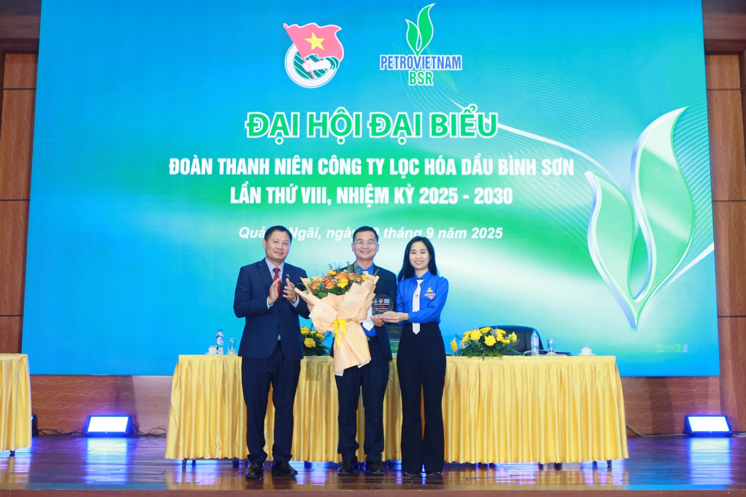 Đại diện Đảng bộ BSR và Đoàn Thanh niên tri ân những đóng góp, cống hiến của đồng chí Nguyễn Huy Du - Bí thư Đoàn Thanh niên khóa VII, giai đoạn 2022 - 2027. Đại diện Đảng bộ BSR và Đoàn Thanh niên tri ân những đóng góp, cống hiến của đồng chí Nguyễn Huy Du - Bí thư Đoàn Thanh niên khóa VII, giai đoạn 2022 - 2027.
