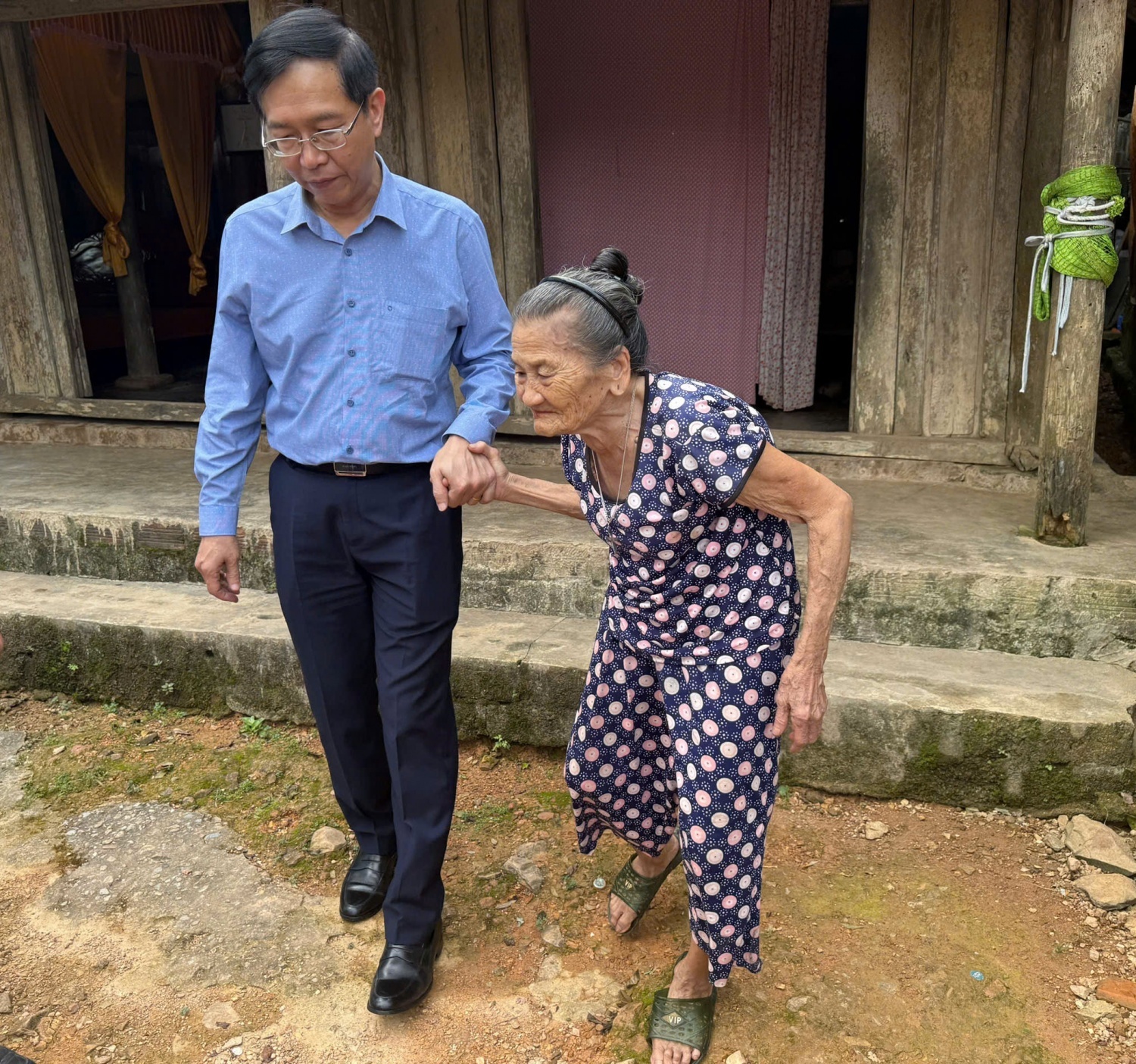 Petrovietnam trao hỗ trợ 5 tỷ đồng khắc phục hậu quả bão số 10 đến tỉnh Quảng Trị Petrovietnam trao hỗ trợ 5 tỷ đồng khắc phục hậu quả bão số 10 đến tỉnh Quảng Trị