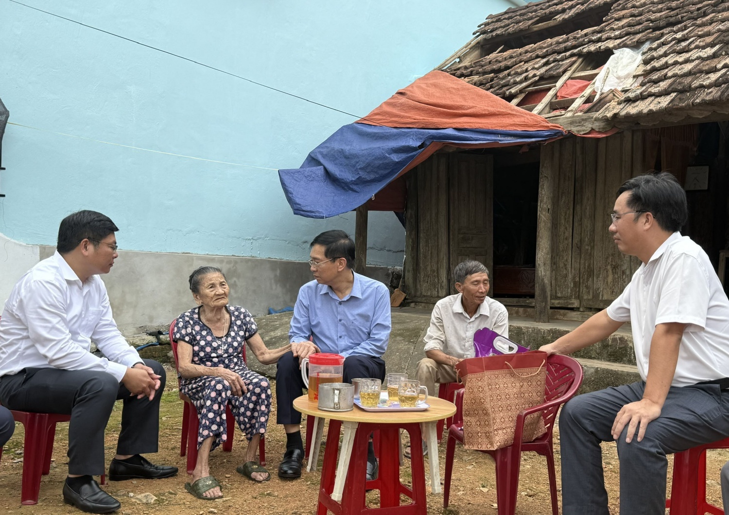 Petrovietnam trao hỗ trợ 5 tỷ đồng khắc phục hậu quả bão số 10 đến tỉnh Quảng Trị Petrovietnam trao hỗ trợ 5 tỷ đồng khắc phục hậu quả bão số 10 đến tỉnh Quảng Trị