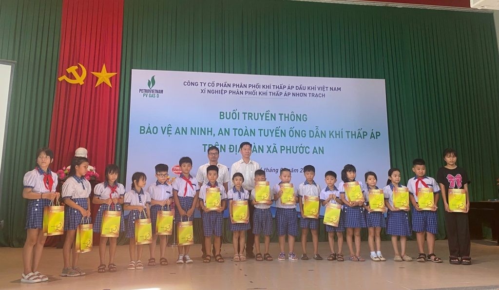 Lãnh đạo XNNT trao tặng quà cho các em học sinh Trường Tiểu học Phước An Lãnh đạo XNNT trao tặng quà cho các em học sinh Trường Tiểu học Phước An
