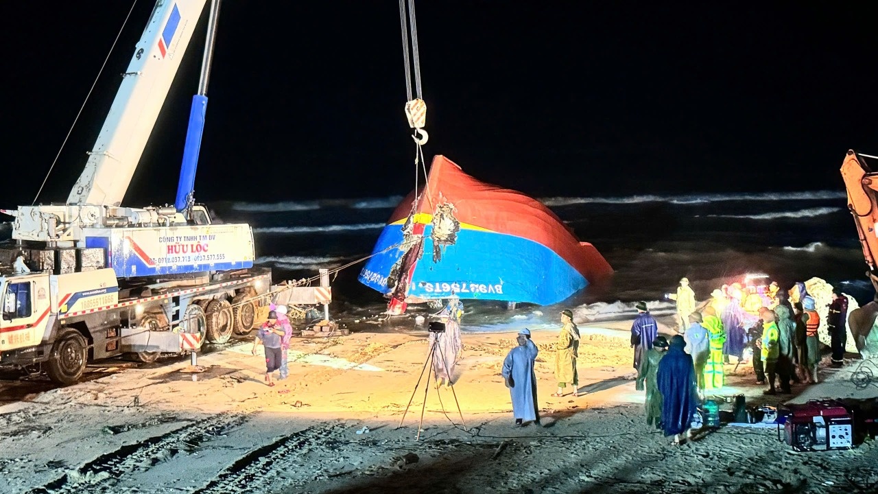 Petrovietnam trao hỗ trợ 5 tỷ đồng khắc phục hậu quả bão số 10 đến tỉnh Quảng Trị Petrovietnam trao hỗ trợ 5 tỷ đồng khắc phục hậu quả bão số 10 đến tỉnh Quảng Trị