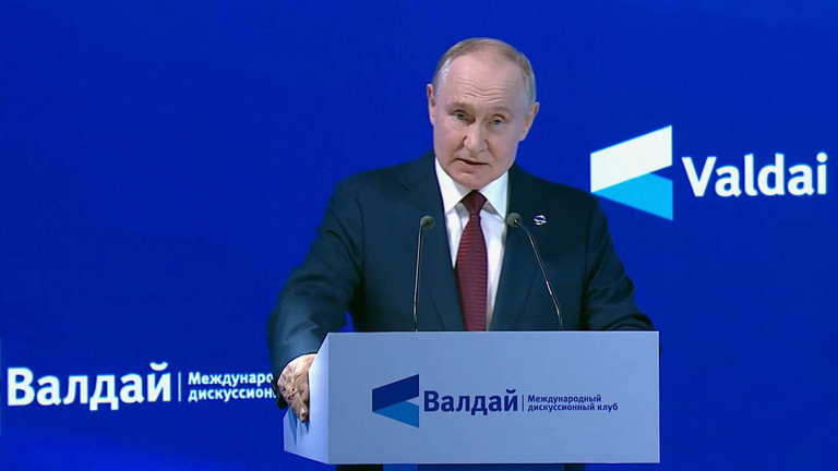 Tổng thống Nga Vladimir Putin phát biểu tại phiên toàn thể với chủ đề “Thế giới đa cực: Hướng dẫn sử dụng” trong khuôn khổ Câu lạc bộ Thảo luận Quốc tế Valdai ở Sochi, vùng Krasnodar, Nga. © Sputnik