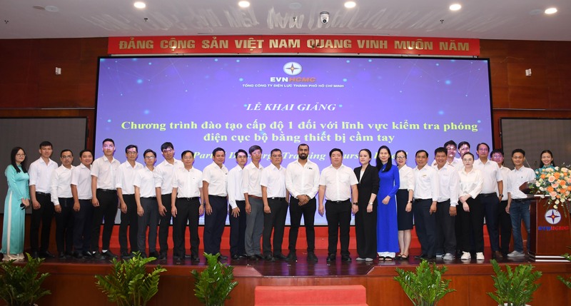 Lãnh đạo EVNHCMC và các học viên tham gia khóa đào tạo. Ảnh: Minh Khuê