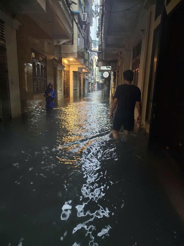 Người dân ngõ 68 lội nước di chuyển. Ảnh: Phóng viên