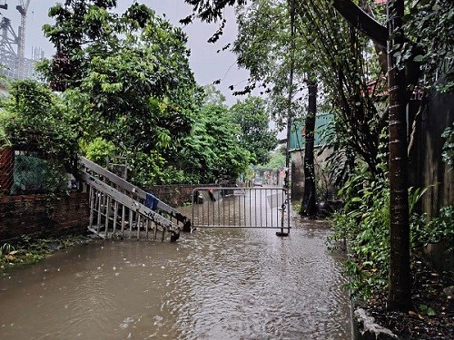 Nhiều ngõ ngách ở Hà Nội ngập sâu, nước tràn cả vào hầm