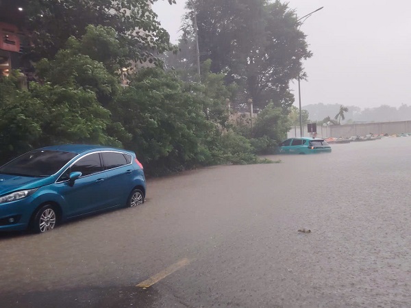 Chung cư Ecohome 3, Đông Ngạc cứ mưa to là ngập. Ảnh: Phóng viên