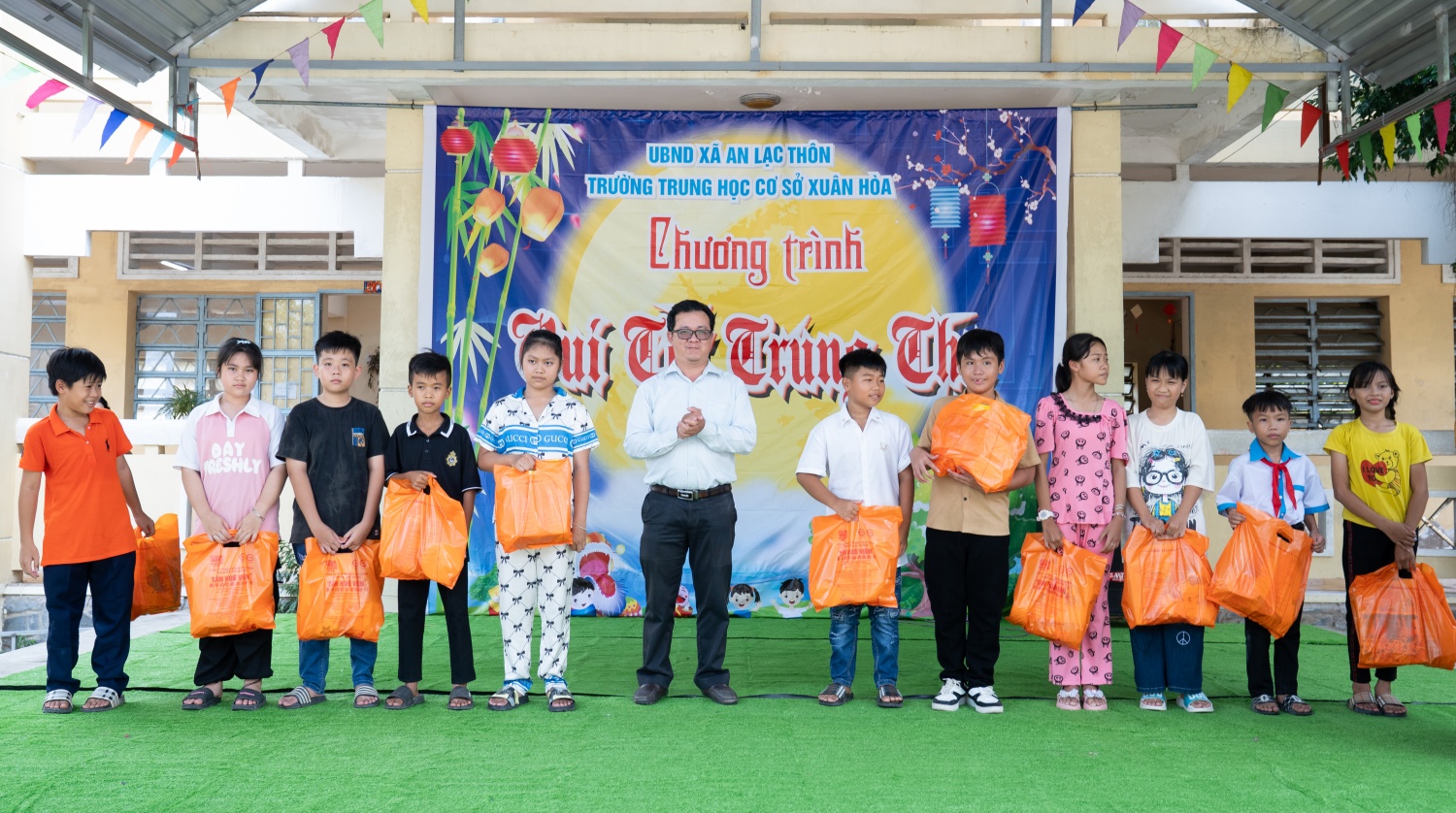 Đoàn Thanh niên PVPGB tặng 200 phần quà Trung thu cho thiếu nhi xã An Lạc Thôn Đoàn Thanh niên PVPGB tặng 200 phần quà Trung thu cho thiếu nhi xã An Lạc Thôn