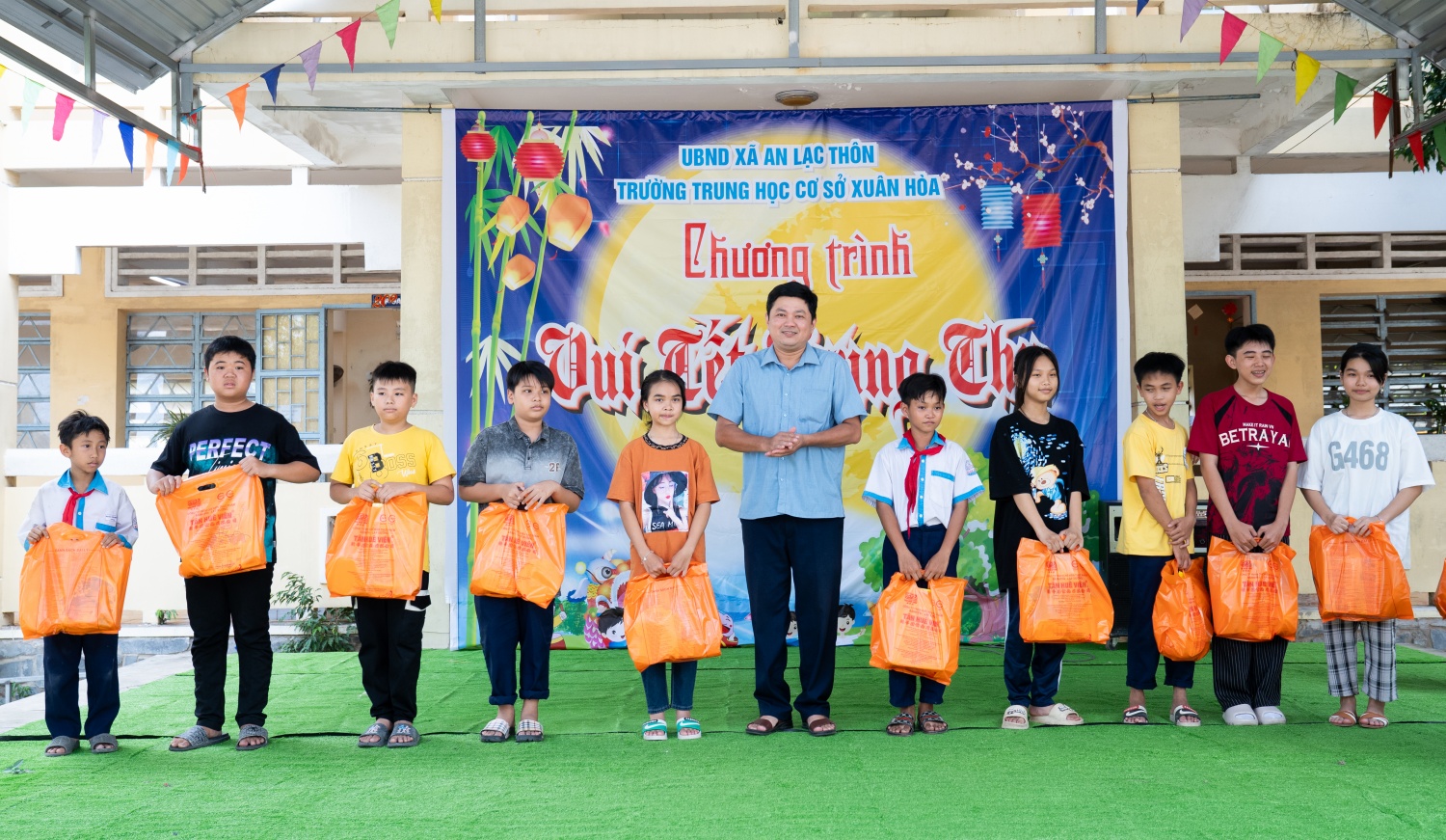 Đoàn Thanh niên PVPGB tặng 200 phần quà Trung thu cho thiếu nhi xã An Lạc Thôn