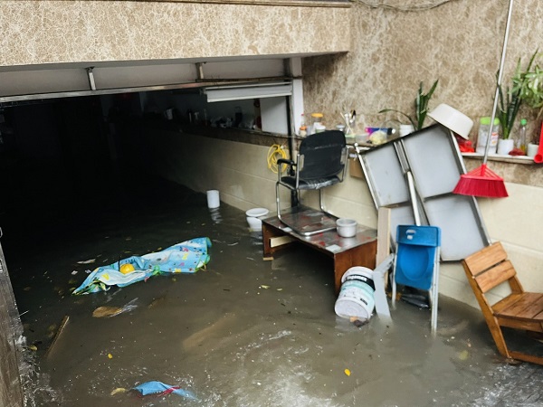 Đồ đạc người dân bị ảnh hưởng do mưa lớn. Ảnh: Phóng viên