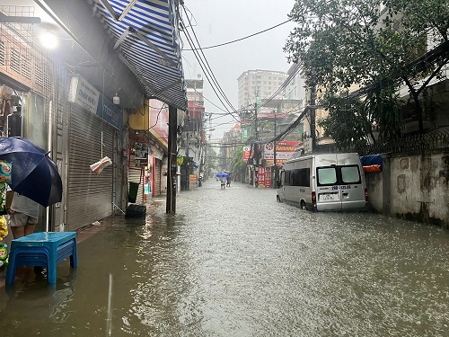 Ngõ 68 Cầu Giấy, Hà Nội ngập sâu. Ảnh: Phóng viên